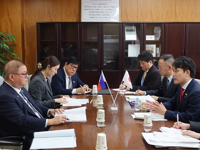 ラウレル・フィリピン農業大臣と会談する滝波農林水産副大臣