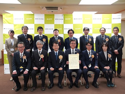 令和6年度選定の神奈川県秦野市の代表と笹川農林水産副大臣（前列左から3人目）