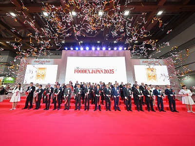 テープカットをする笹川農林水産副大臣（前列中央）