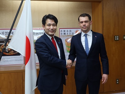 ミハウ・コウォヂェイチャク ポーランド共和国農業・農村開発省副大臣と握手する滝波農林水産副大臣