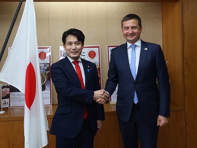 アルマンズ・クラウゼ ラトビア共和国農業大臣と握手する滝波農林水産副大臣