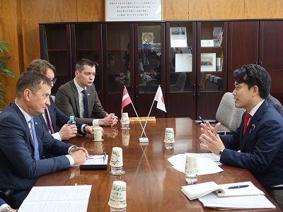 アルマンズ・クラウゼ ラトビア共和国農業大臣と会談する滝波農林水産副大臣