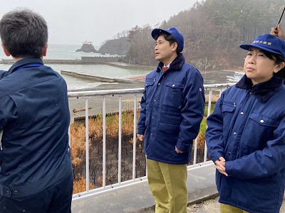 東日本大震災による被災後に再整備した海岸防災林の焼損状況を視察する滝波農林水産副大臣と山本農林水産大臣政務官