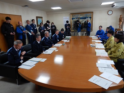 大船渡市長等と意見交換する滝波農林水産副大臣と山本農林水産大臣政務官