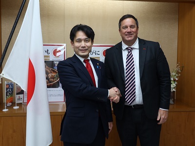 スティーンヘイゼン・南アフリカ農業大臣と握手する滝波農林水産副大臣