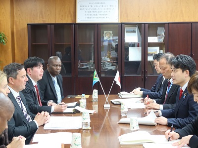 スティーンヘイゼン・南アフリカ農業大臣と会談する滝波農林水産副大臣