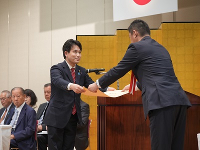 農林水産大臣賞を授与する滝波農林水産副大臣