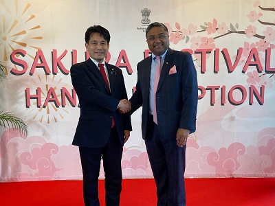 シビ・ジョージ駐日インド大使とカメラ目線で握手する滝波農林水産副大臣