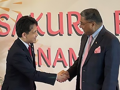 シビ・ジョージ駐日インド大使と向き合って握手する滝波農林水産副大臣