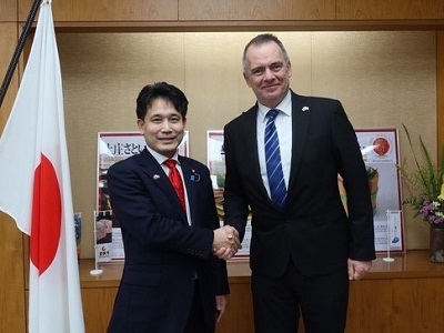 ユーリ・リフェル駐日スロベニア共和国大使と握手する滝波農林水産副大臣
