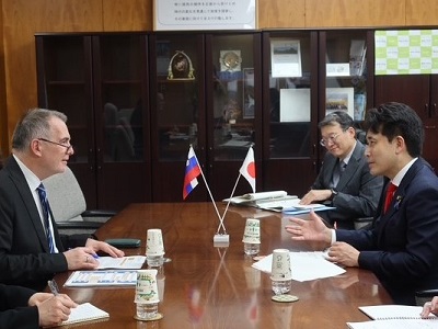 ユーリ・リフェル駐日スロベニア共和国大使と会談する滝波農林水産副大臣