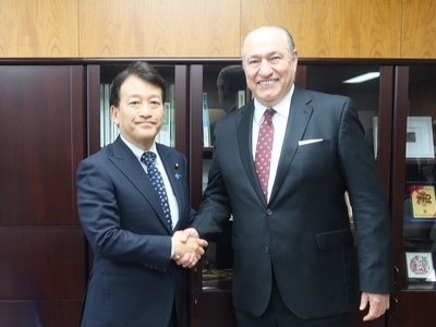 ロベルト・セミナリオ駐日ペルー共和国大使と握手する笹川農林水産副大臣