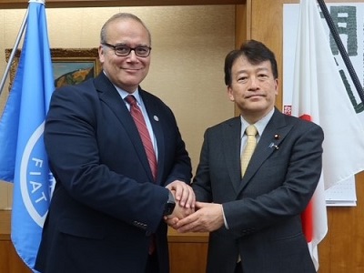 マッシモ・トレロ国連食糧農業機関（FAO）チーフエコノミストと握手する笹川農林水産副大臣