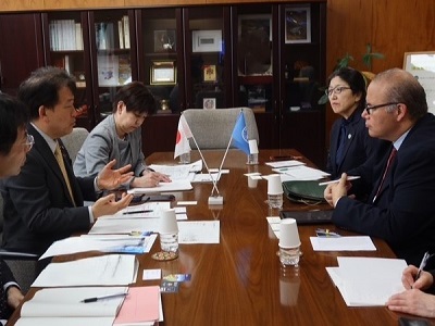 マッシモ・トレロ国連食糧農業機関（FAO）チーフエコノミストと会談する笹川農林水産副大臣