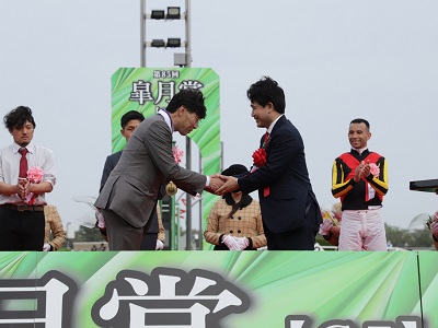 優勝馬の馬主に内閣総理大臣賞（メダル）を授与する滝波農林水産副大臣