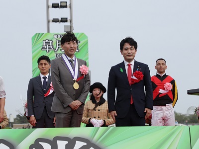 優勝馬の馬主と滝波農林水産副大臣