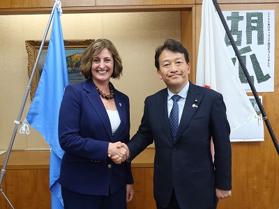 ベス・ベクドル国連食糧農業機関（FAO）事務局次長と握手する笹川農林水産副大臣