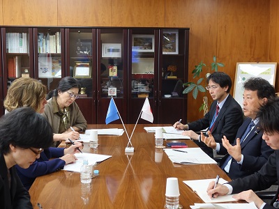 ベス・ベクドル国連食糧農業機関（FAO）事務局次長と会談する笹川農林水産副大臣