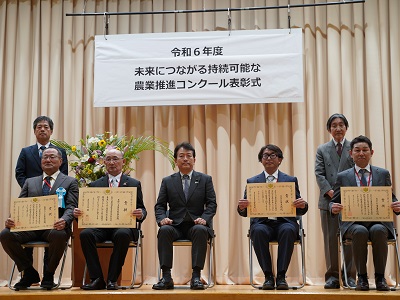 受賞者と笹川農林水産副大臣（中央）