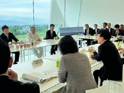 伊那市の食品企業において、米国関税措置について意見交換を行う笹川農林水産副大臣（手前右）