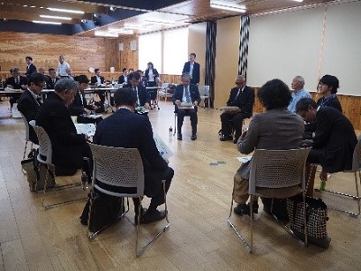 伊那市の産学官連携拠点施設において、地方創生の取組について関係者と車座で意見交換を行う笹川農林水産副大臣（車座向正面左）