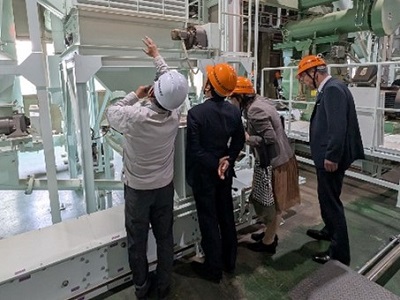 上伊那森林組合木質バイオマスエネルギー工場において、木質ペレット工場や発電施設について視察を行う笹川農林水産副大臣（左から2人目）