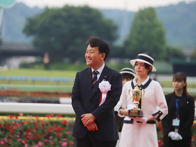 表彰式に臨まれる笹川農林水産副大臣