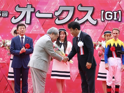 優勝馬の馬主と握手する笹川農林水産副大臣