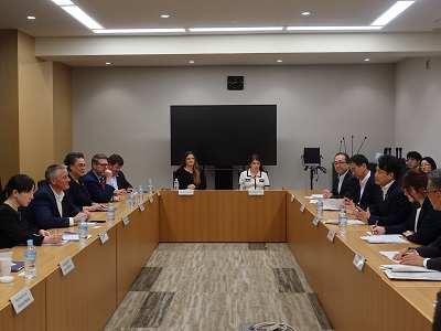 米国連邦下院議員団と会談する滝波農林水産副大臣