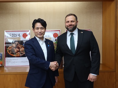 イグナス・ホフマナス・リトアニア共和国農業大臣と握手する滝波農林水産副大臣