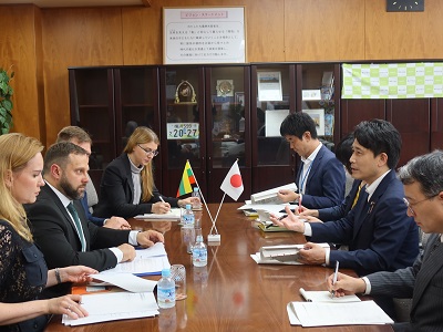 イグナス・ホフマナス・リトアニア共和国農業大臣と会談する滝波農林水産副大臣