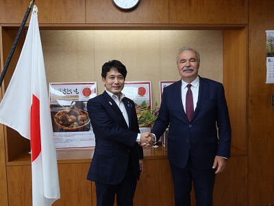 イシュトバーン・ナジ・ハンガリー農業大臣と握手する滝波農林水産副大臣