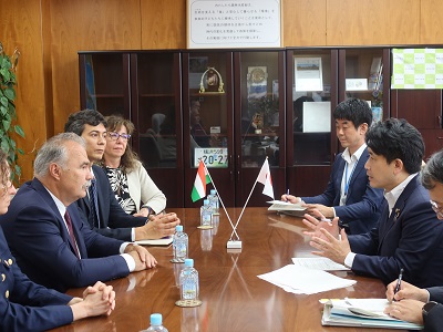 イシュトバーン・ナジ・ハンガリー農業大臣と会談する滝波農林水産副大臣