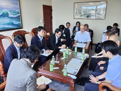 宇和島市の水産加工企業において、米国関税措置等によるブリ等水産物への影響について意見交換を行う滝波農林水産副大臣(左中央)