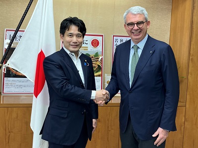 ジャンルイジ・ベネデッティ駐日イタリア大使と握手する滝波農林水産副大臣