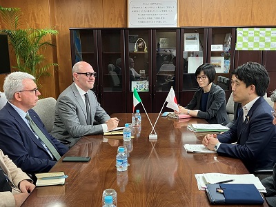 ジャンルイジ・ベネデッティ駐日イタリア大使と会談する滝波農林水産副大臣