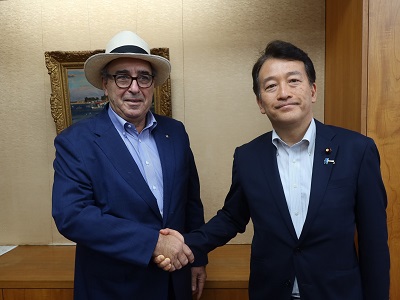 アルフレッド・フラッティ・ウルグアイ東方共和国農牧水産大臣と握手する笹川農林水産副大臣