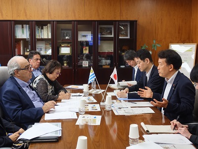 アルフレッド・フラッティ・ウルグアイ東方共和国農牧水産大臣と会談する笹川農林水産副大臣