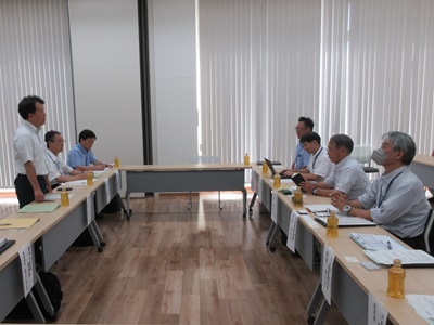 カメムシ等の防除について意見交換を行う笹川農林水産副大臣（左から1人目）