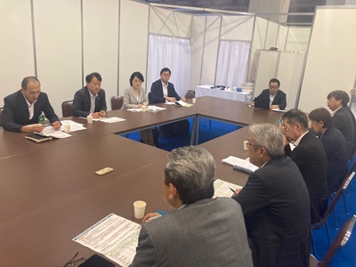 大日本水産会と意見交換を行う笹川農林水産副大臣（左奥から2人目）