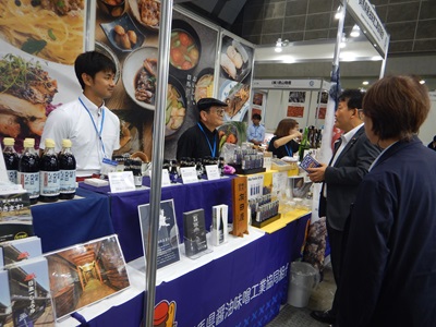 会場視察を行う笹川農林水産副大臣（出展店舗）