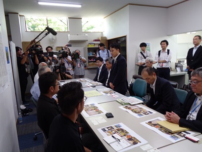 コメの輸出関連事業者との意見交換に先立ち、冒頭挨拶を行う滝波農林水産副大臣（右中央）