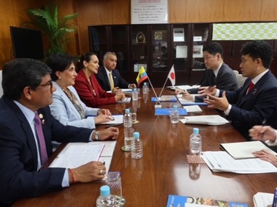 ガブリエラ・ソメルフェルド エクアドル共和国外務・移民大臣等と会談する滝波農林水産副大臣