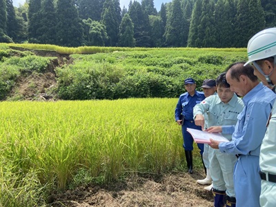 南砺市で農地被害の状況を調査する滝波農林水産副大臣