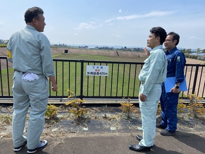 砺波市で洪水調整池の説明を受ける滝波農林水産副大臣