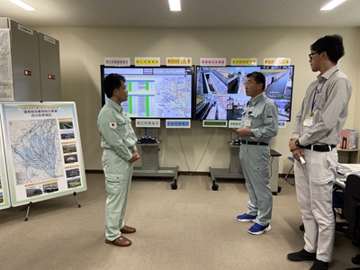 庄川左岸地区農地防災中央管理所で排水管理システムの説明を受ける滝波農林水産副大臣