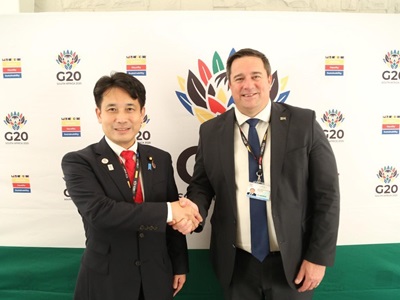 ジョン・ヘンリー・スティーンヘイゼン・南アフリカ農務大臣と会談する滝波農林水産副大臣