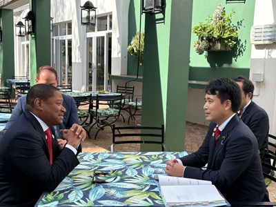 ダニエル・B・ウィットリー・米国農務省海外農務局長と会談する滝波農林水産副大臣