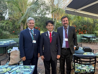 パウロ・テイシェイラ・ブラジル農業開発・家族農業大臣（左）及びルイス・ルア・ブラジル農業・畜産省貿易・国際関係局長（右）と会談する滝波農林水産副大臣