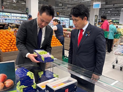 アラブ首長国連邦（ドバイ）において、日本産農林水産物・食品を取り扱う現地小売店を視察する滝波農林水産副大臣